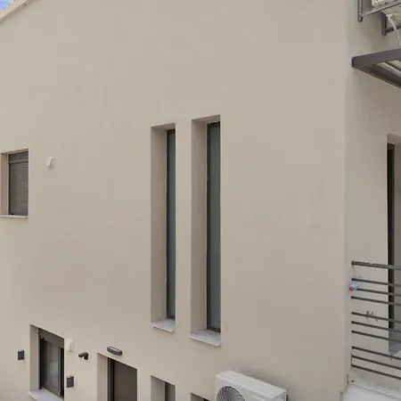 Mella Roa - Ivory Daire Nydri (Lefkada)